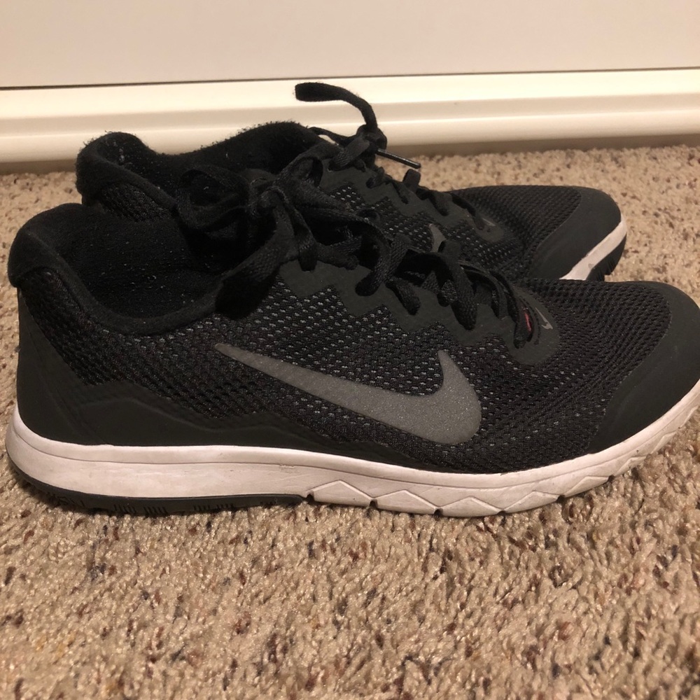 Black Nike tennis shoes